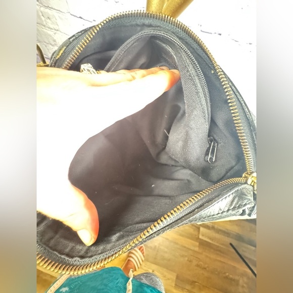 Etienne Aigner vintage black leather purse with gold accents - Picture 7 of 11